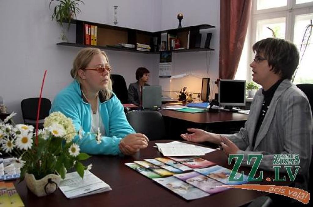 Jelgavniece Liene Strokša (no kreisās) sarunā ar LLU Uzņemšanas komisijas atbildīgo sekretāri Evitu Straumīti nonākusi pie atziņas, ka maģistrantūrā varētu studēt tuvāk mājām.
Autors: Krišjānis Grantiņš.