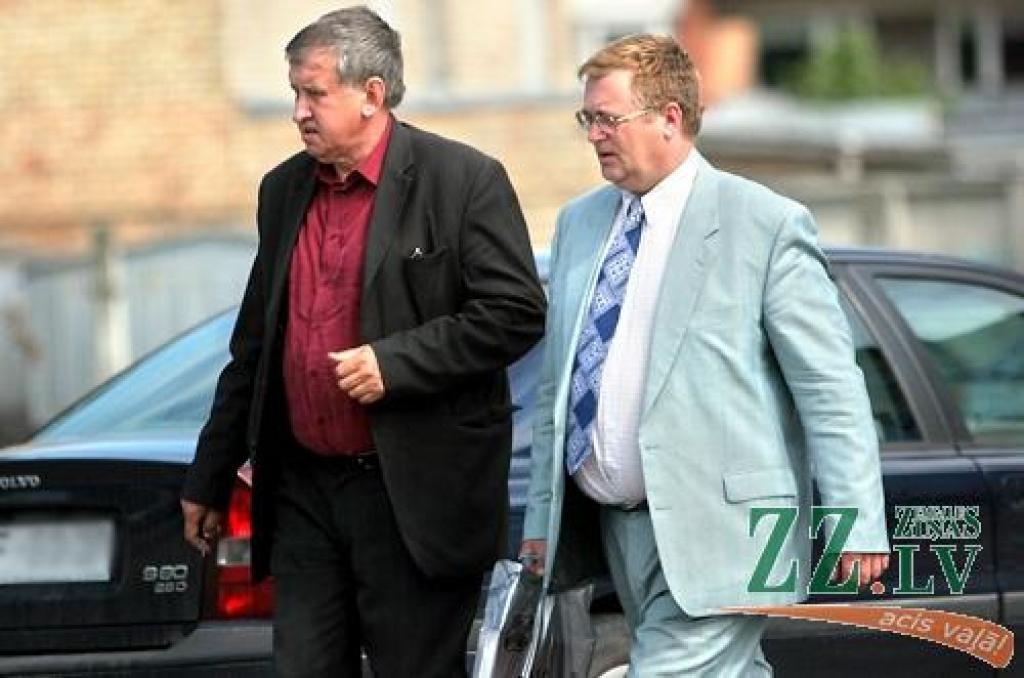 Andrejs Nīmanis (no labās) kopā ar advokātu pēc pēdējā vārda.
Autors: Agris Samcovs.