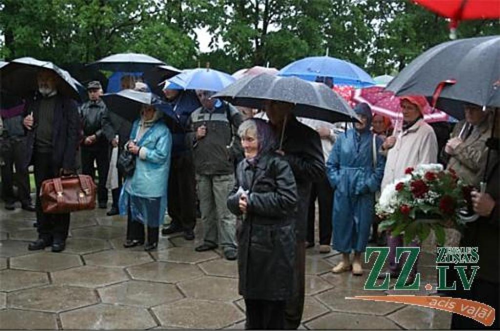 Neskatoties uz nelabvēlīgajiem laika apstākļiem, svētdien Svētbirzē notika piemiņas pasākums, lai godinātu tos, kuriem 1941.gadā šī diena kļuva liktenīga...
Autors: Gaitis Grūtups.