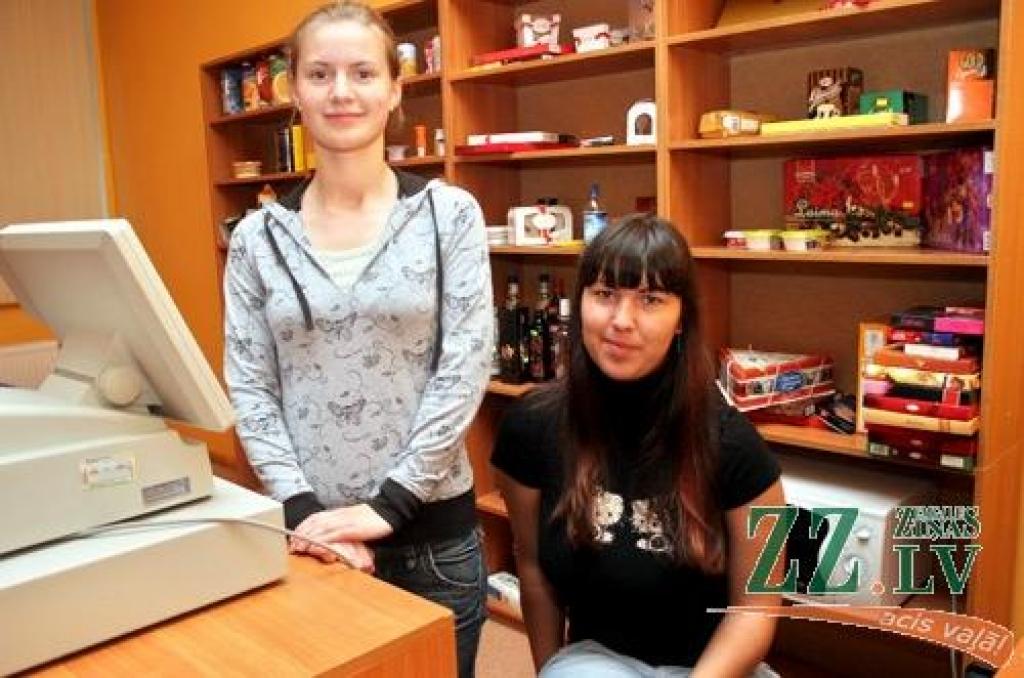 Džinita Tašmatova (pa labi) uz Itāliju devusies atkārtoti ne vairs kā praktikante, bet kā pilntiesīga darbiniece, savukārt Sintija Kukare saulainajā zemē praktizēsies pirmoreiz.
Autors: Agris Samcovs.