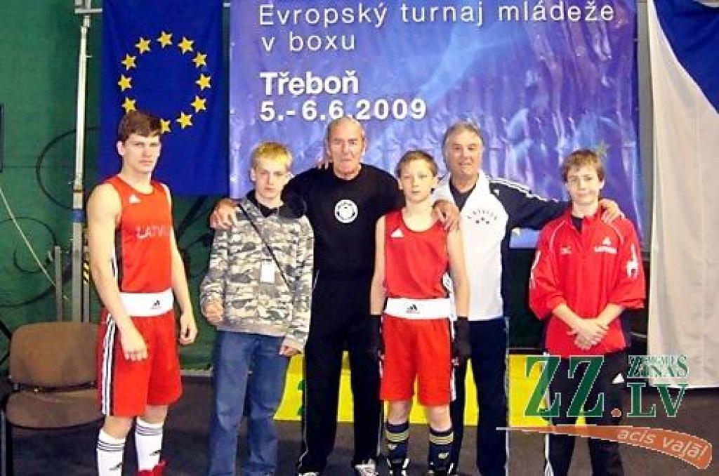 BK «Olimpiskais rings» jaunieši kopā ar leģendāro čehu bokseri Jozefu Nemecu – no kreisās: Kristaps Zuļģis, Helmuts Lietiņš, J.Nemecs, Artjoms Haņevičs, Aleksandrs Knohs un  Ņikita Farions.
Autors: No boksa kluba «Olimpiskais rings» arhīva.