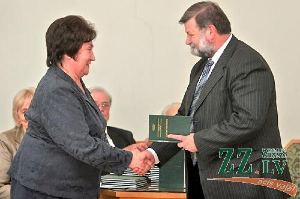 LLU rektors Juris Skujāns pasniedz Inārai Melgalvei pašas sastādītās grāmatas eksemplāru.
Autors: Agris Samcovs.