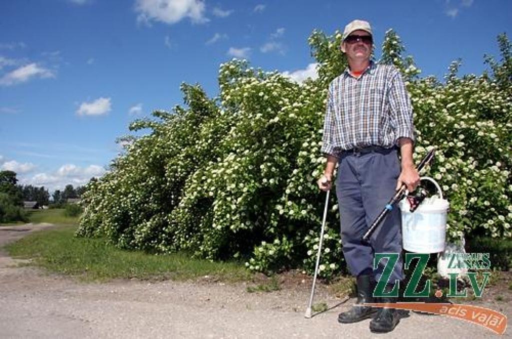 Platones pagastā dzīvojošais Guntis Strods nav priecīgs par to, ka jaunizveidotajā Jelgavas novada domē nebūs pārstāvības no viņa pagasta. Laukos nav darba, tāpēc sociālās palīdzības jautājumi gan viņam, gan citu pagastu iedzīvotājiem tagad izvirzās priekšplānā.
Autors: Krišjānis Grantiņš.