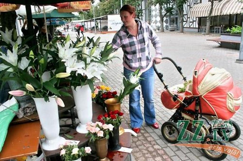 Jelgavniece Inna parasti ziedus iegādājas gājēju ielas tirdziņā ēdināšanas uzņēmuma «Silva». «Izvēlos sezonas puķes, kas izaugušas tepat. Tulpes un narcises pavasarī, vēlāk – vasaras ziedus, šodien nopirku studentu neļķītes – jauki smaržo, ilgi zied, patīk!»
Autors: Agris Samcovs.