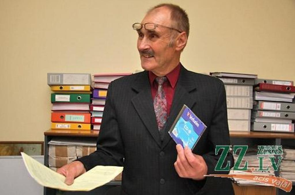 Jānis Ritums iesniedzis prasību Administratīvajā rajona tiesā par, viņaprāt, nesamērīgi  augsto sodu, ko uzlikusi ceļu policija. Viņš ir noskaņots cīnīties pret šoferu «ķeramajām vietām», kur pilsētas apsaimniekotāju vienaldzības dēļ satiksme ir organizēta nepilnīgi.
Autors: Krišjānis Grantiņš.