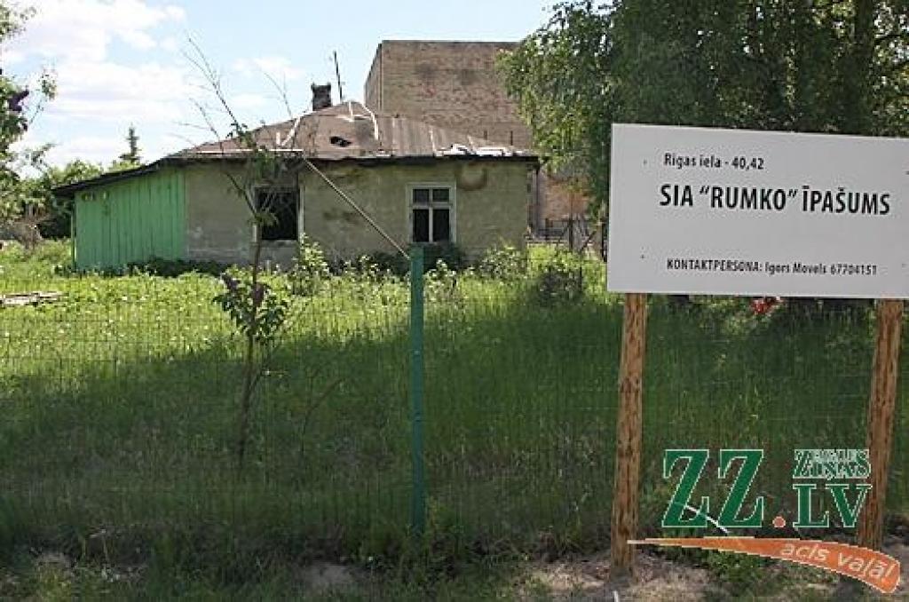 Viens no īpašnieku solījumiem bija ēku nojaukt pavasarī līdz ar siltā laika iestāšanos. Sākusies vasara, zāle izaugusi vēl garāka, un vienīgā izmaiņa ir pašvaldības pieliktā plāksnīte ar mērķi uzsvērt, ka «tas nav mūsu īpašums». 
Autors: Krišjānis Grantiņš.