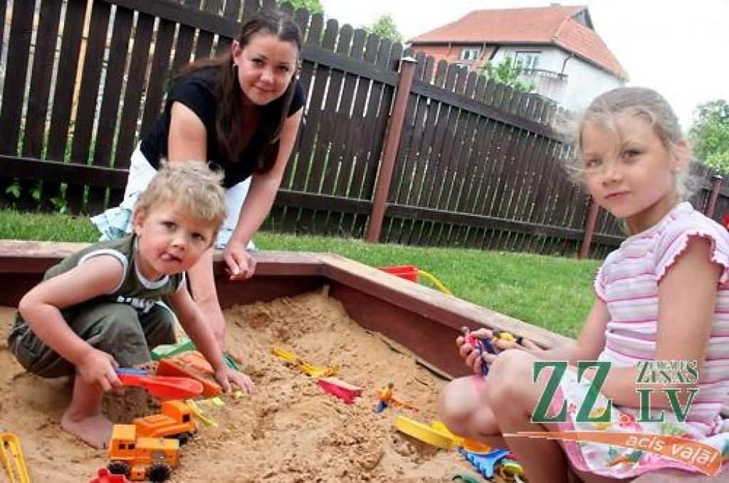 «Tagad pēc jaunās sistēmas ieviešanas noteikts jauns princips, kas būtībā visus ietekmē ar atpakaļejošu datumu,» secina Līga Rulle, kuras dēlam Patrikam apmeklēt dārziņu, šķiet, tuvākajā laikā nebūs iespējams.
Autors: Agris Samcovs.