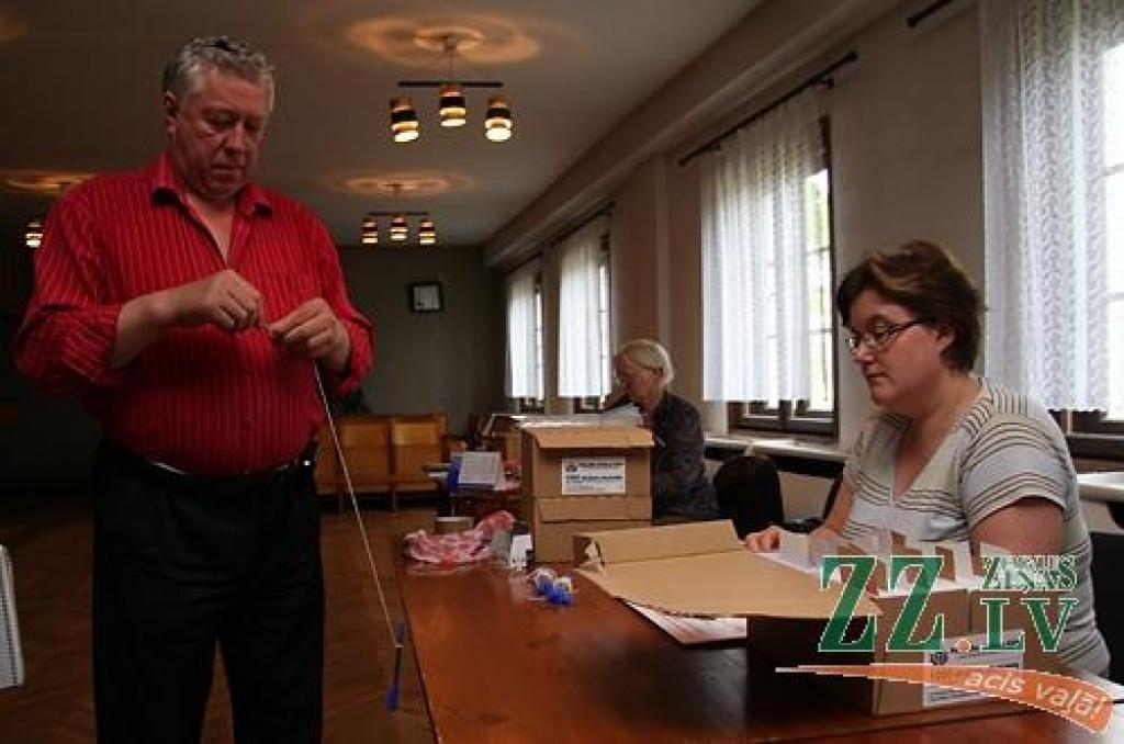 Līvbērzes vēlēšanu iecirknī, kas atrodas vietējā kultūras namā, jau savlaicīgi viss bija sagatavots, lai varētu sagaidīt tos, kuri vēlas nobalsot agrāk. Vēlēšanu komisijas vadītājs Gunārs Smilga (no kreisās) vērtē, ka vēlētāju aktivitāte, iespējams, nebūs īpaši liela.
Autors: Krišjānis Grantiņš.
