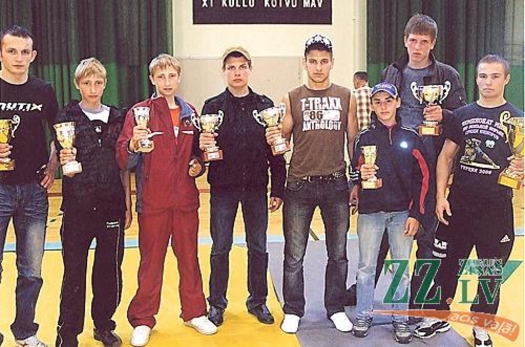 Astoņi no Latvijas sportistu nopelnītajiem 16 kausiem atceļojuši uz Jelgavu un rajonu. No kreisās: Andris Ozols - Ozoliņš, Marks Vdovs, Tomass Vdovs, Tomass Mateiko, Jānis Indrikovs, Edgars Vasiļjevs, Ņikita Petrovs un Andris Vasiļjevs.
Autors: Boļeslavs Matusevičs.