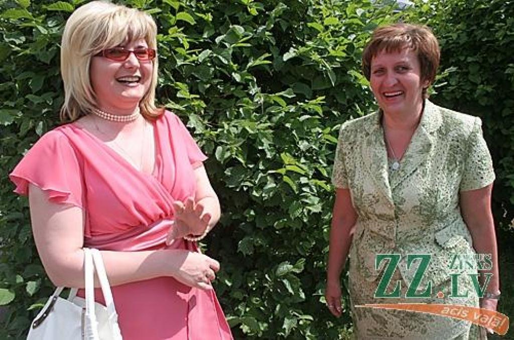 Jelgavas bērnu sociālās aprūpes centra audzinātājas Inta Ludžiniece (no labās) un Irina Čerepņina ir gandarītas par atzinību konkursā, kura laureāšu godā viņas ir izvirzījuši paši audzēkņi.
Autors: Agris Samcovs.