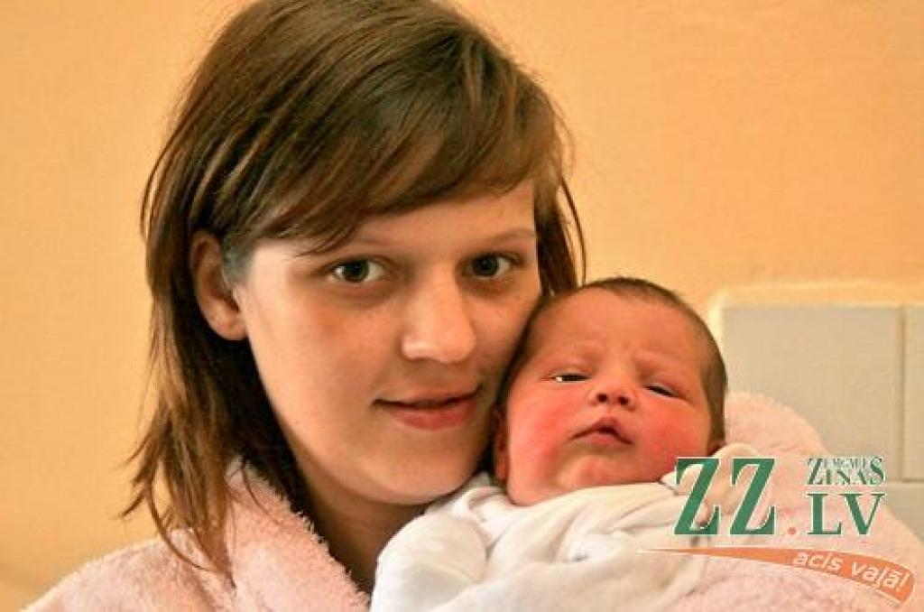 Karīna Gluškina ar pirmdzimto meitiņu Valērija.
Autors: Agris Samcovs.