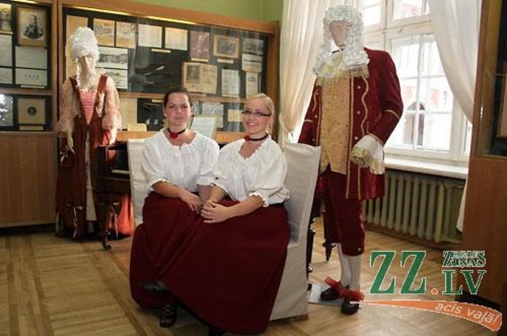 Uzņemšanas nakts LLU, kas Jelgavas pilī notika piektdien no pulksten 18 līdz pusnaktij, bija ieturēta 20.gadsimta 30.gadu stilā - kā simbols tam, ka pirms 70 gadiem dzima patstāvīga lauksaimniecības augstskola, ko izveidoja Jelgavā -...