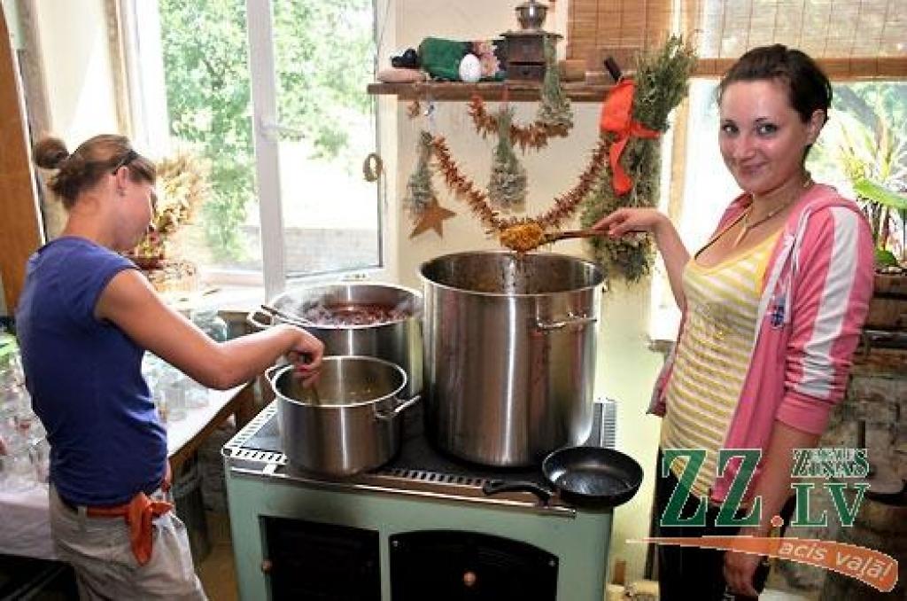 Radošo domu un darbu centrā «Svētelis» jaunieši gatavojas ziemai un šobrīd tur ir karstākais un aktīvākais konservēšanas laiks. Krājumi tiek gatavoti, lai ar tiem ziemā papildinātu labdarības virtuves ēdienkarti. 