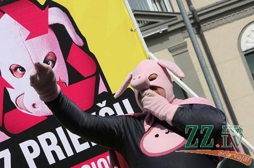 Akciju sabiedrības «Latvijas valsts meži» kampaņas «Nemēslo Mežā!» galvenais varonis Cūkmens ceturtdien Jelgavā pie «VIVO centra» atklāja atkritumu šķirošanas kampaņu «Šķirolūcija», piesakot karu sadzīves atkritumiem, kuri maisu maisiem...