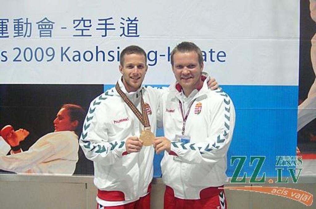 Kopīgiem spēkiem nopelnītā zelta godalga. Pa kreisi Adams Kovāčs.
Autors: No A.Vasiļjeva personīgā arhīva.