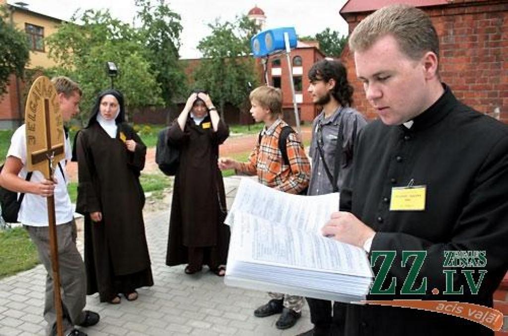 Priesteris Viktors Siļčonoks (pirmais no labās) stāsta, ka svētceļojumam sagatavota gan ģitāra, gan skaņu pastiprinātājs. Pasākuma dalībnieki un pavadītāji pirms divu nedēļu gājiena ir labā noskaņojumā.
Autors: Agris Samcovs.