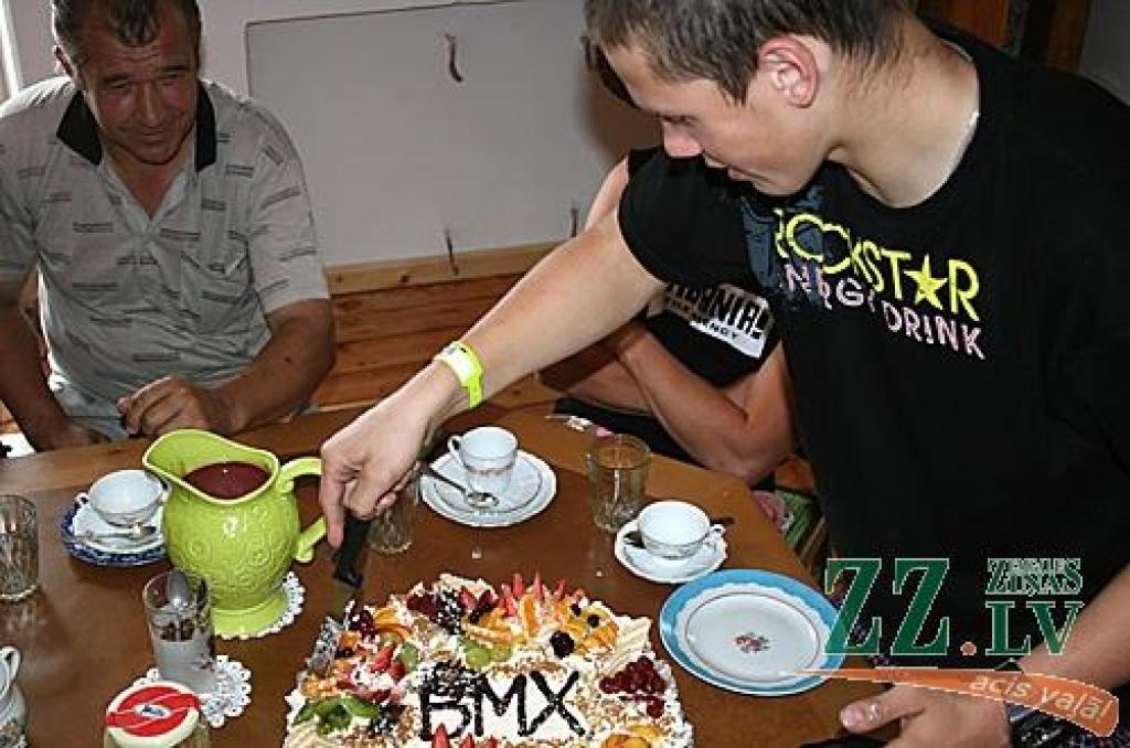 Klāvs griež panākumiem par godu izcepto torti.
Autors: Armands Jēgermanis.