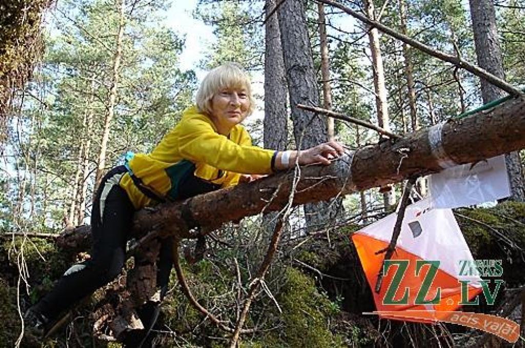 Kontrolpunktu «ņem» Velta Zjatkova.
Autors: No kluba «Alnis» arhīva.