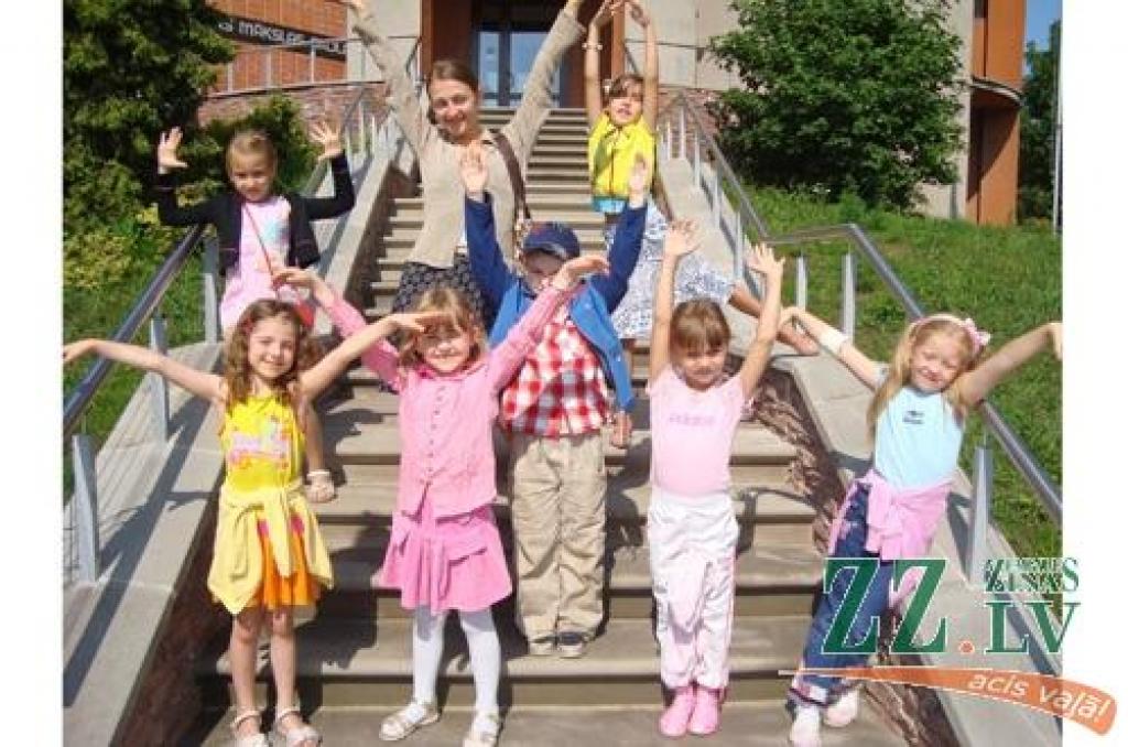 Nometnes bērni apmeklējot Jelgavas mākslas skolu, pēc kuras devās plenērā zīmēt  Raiņa parku.
Autors: Ieva Ziemele.