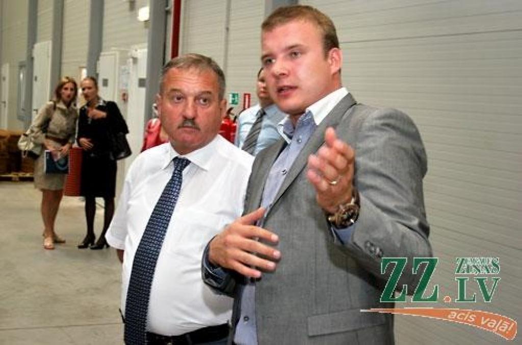 Kirovas mērs Vladimirs Bikovs klausās «Evopipes» valdes priekšsēdētāja Edgara Viļķina stāstītajā.
Autors: Agris Samcovs.