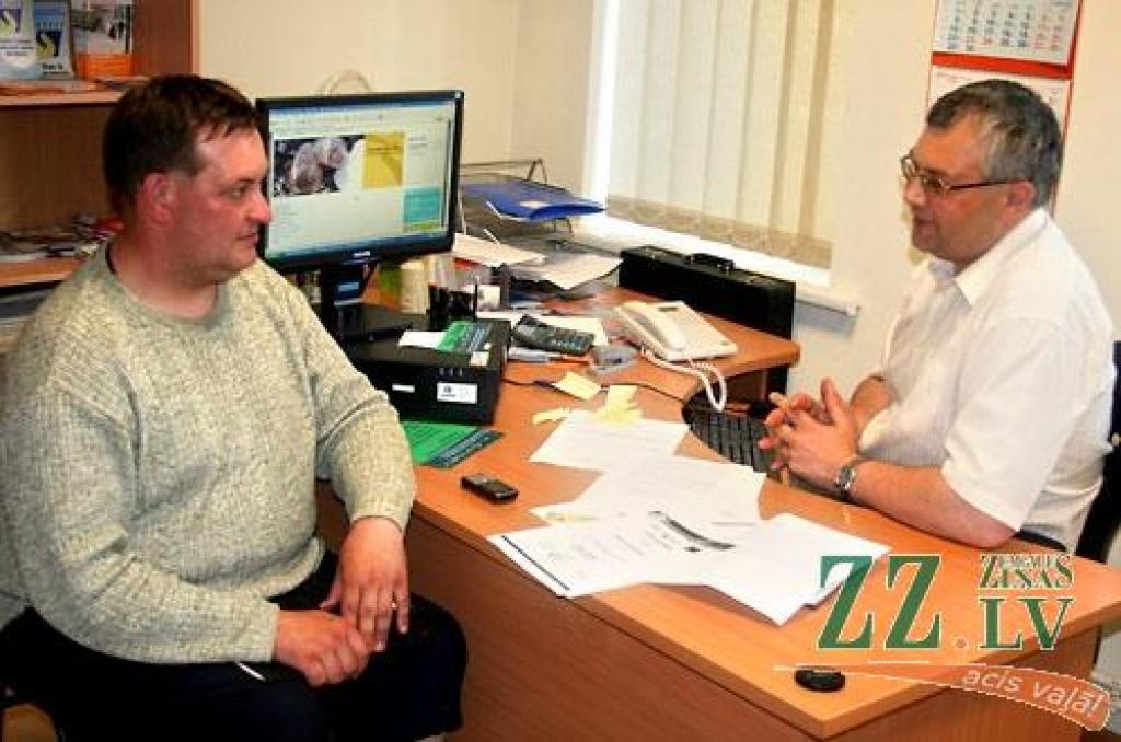 Igors Kotļars (pa kreisi), meklējot darbu Eiropā, konsultējās EURES punktā pie Artūra Bāliņa.
Autors: Agris Samcovs.