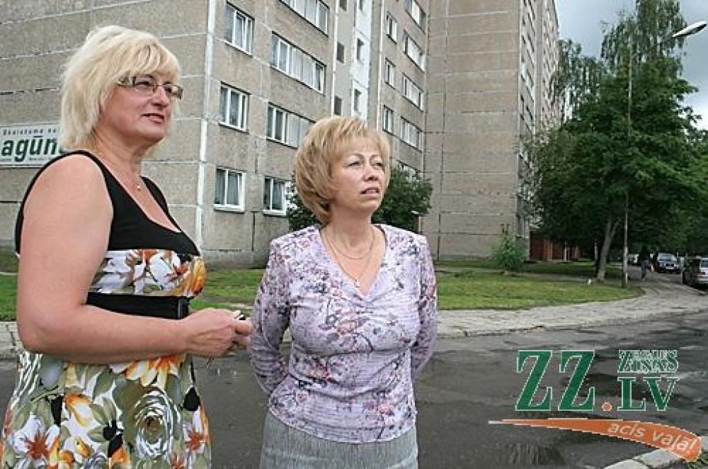 Daudzdzīvokļu nama Māras ielas 1 dzīvokļu īpašnieku  biedrības valdes priekšsēdētāja Daiga Ševčenko (pa kreisi) un valdes locekle Inese Buķevica uzskata, ka nams ir nolaists līdz pēdējam un jāsper radikāli soļi, lai tā mūžu pagarinātu. 
Autors: Agris Samcovs.