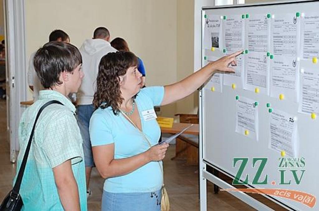 Uzņemšanas komisijas atbildīgā sekretāra vietniece Aija Ilgaža stāsta reflektantam par konkursu uz budžeta vietu izvēlētajā fakultātē.
Autors: Aigars Ieviņš.