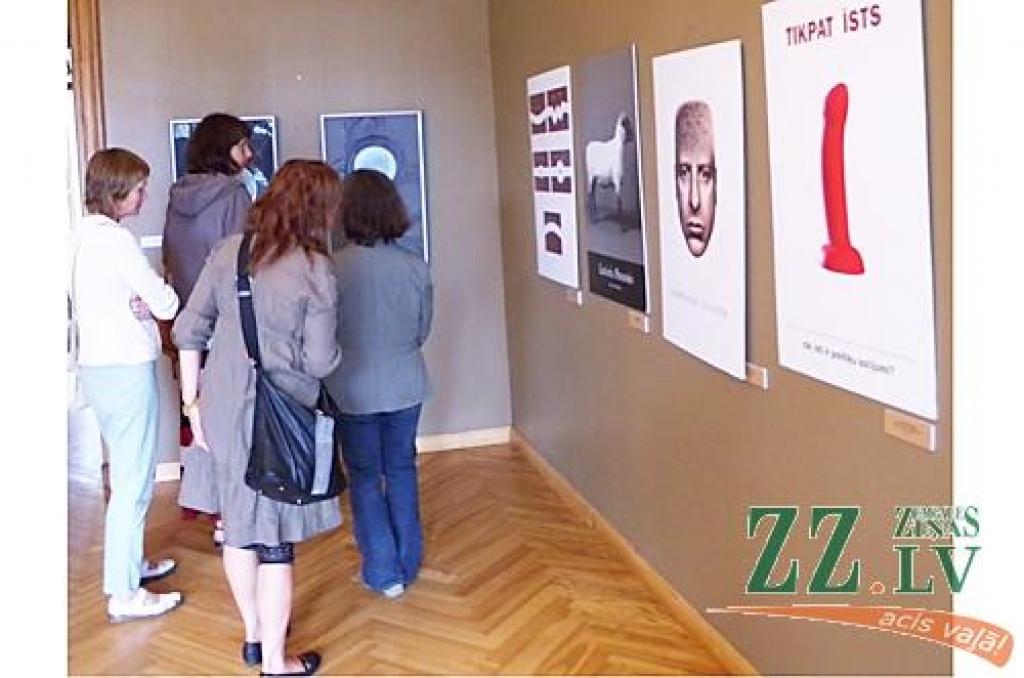 Skatītāji aplūko Gunta Svikuļa plakātus.
Autors: Māris Brancis.