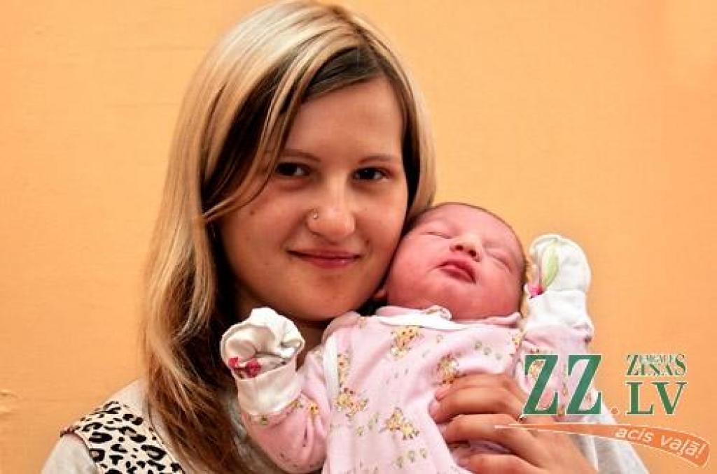 Veronika Muižniece ar meitiņu Beāti.
Autors: Agris Samcovs.