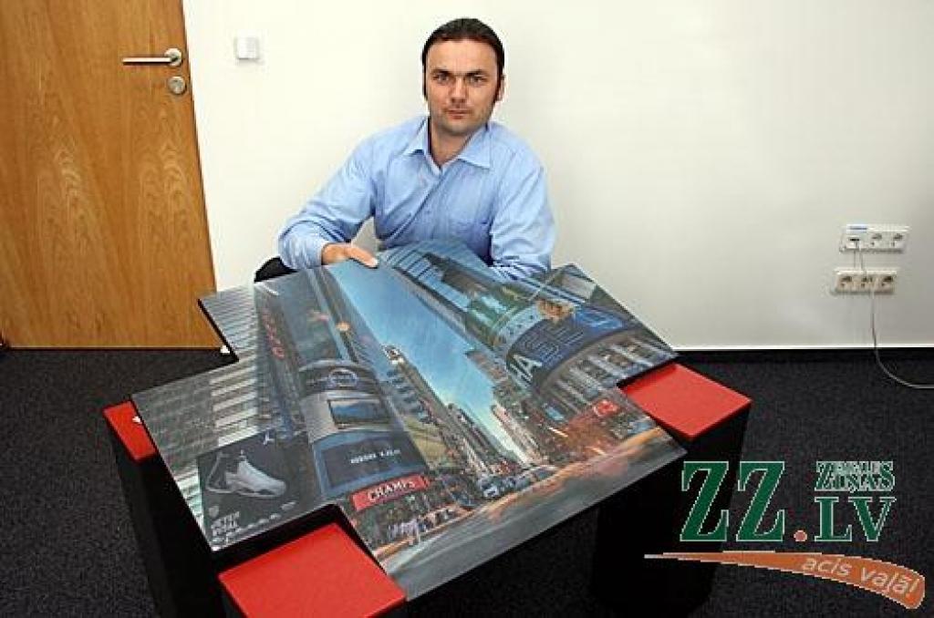 SIA «7 Ozoli Furniture», kas ražo digitāli apdrukātas mēbeles, valdes loceklis Andris Pokulis stāsta, ka inkubators viņam palīdzējis izstrādāt unikālu mājas lapu un sniedzis dizaina izstrādes pakalpojumus. Kopš lapas atklāšanas neviens pasūtījums gan nav saņemts.
Autors: Krišjānis Grantiņš.