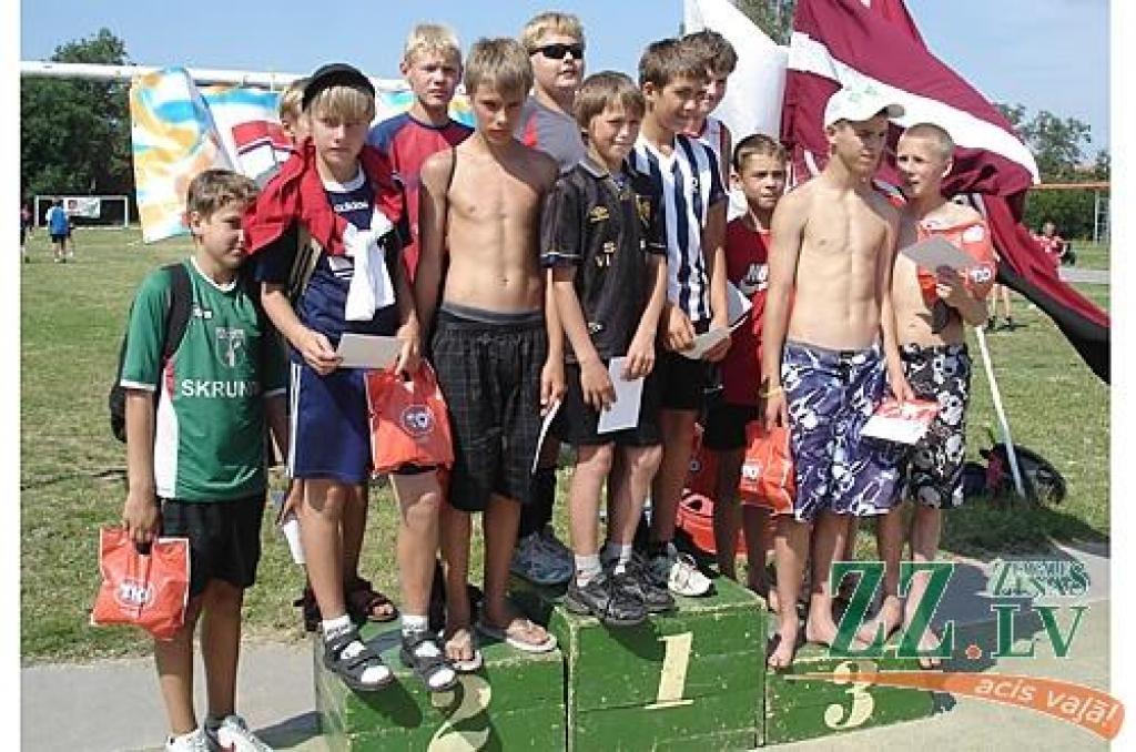 Uz pjedestāla augstākā pakāpiena 1996. - 1997.gadā dzimušo grupas turnīrā - Igors Pavlovskis (Vircava), Ričards Cālers, Dagnis Roziņš un Matīss Landmanis (visi no Platones).
Autors: No J.Riharda arhīva.