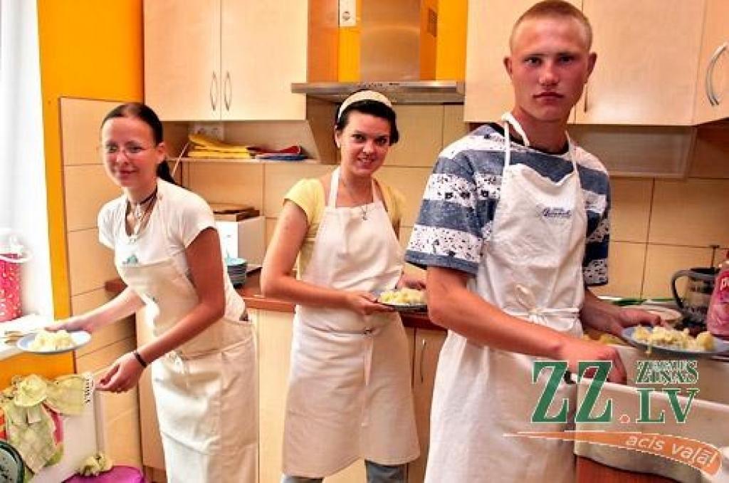 Jelgavas Amatu vidusskolas audzēkņi Katrīna Sapsaļova, Rita Šebova un Juris Kapkovičs.
Autors: Agris Samcovs.