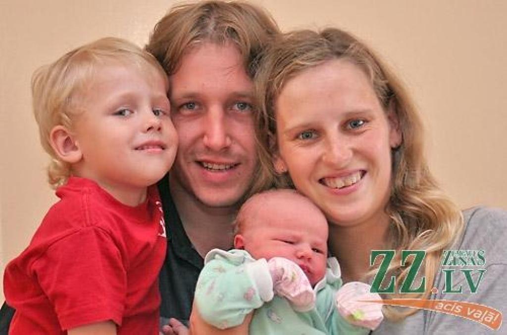 Ilze un Aleksandrs Kovšuki ar jaundzimušo meitiņu Lauru un trīsgadīgo dēlu Sandri.
Autors: Agris Samcovs.