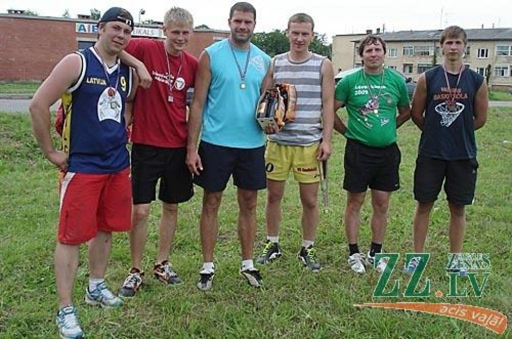 Pirmā trijnieka komandas volejbolā.
Autors: No J.Riharda arhīva.