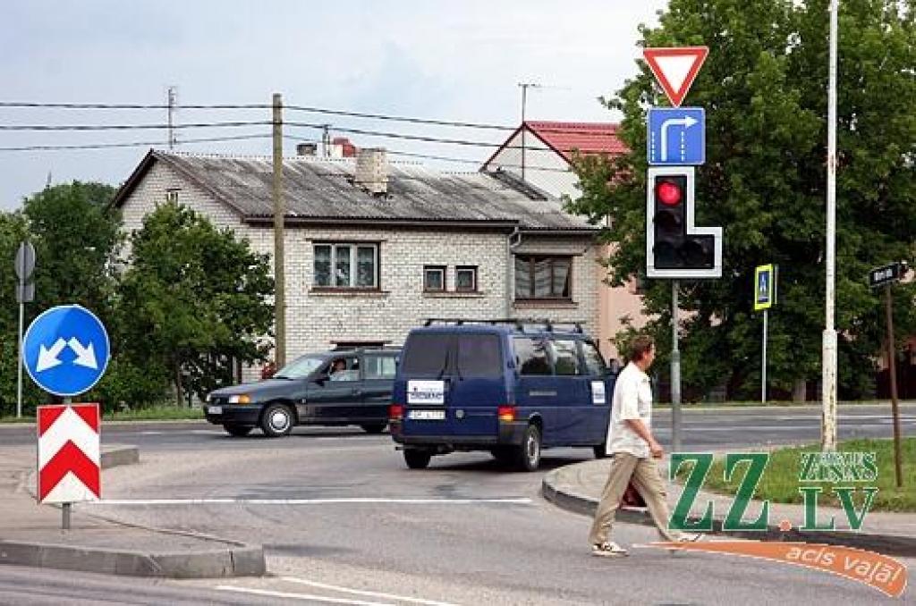 Miera ielas un Lietuvas šosejas krustojums. Iebraukšana tajā, nedegot luksofora papildsekcijas signālam var izmaksāt ļoti dārgi pat tad, ja šāds manevrs neapdraud satiksmes drošību. Uzmini nu, kādēļ aiz šī pagrieziena tik regulāri manāmi ceļu policisti...
Autors: Krišjānis Grantiņš.