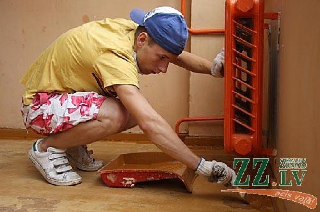 Jelgavas 1.ģimnāzijas skolnieks Lauris Laukakmens skolā remontu veic kā skolēnu nodarbinātības projekta dalībnieks.
Autors: Krišjānis Grantiņš.