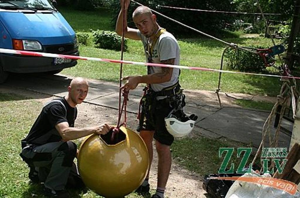 Remontdarbu vadītājs Gatis Mitenieks (no labās) pirms kupola pacelšanas.
Autors: Gaitis Grūtups.