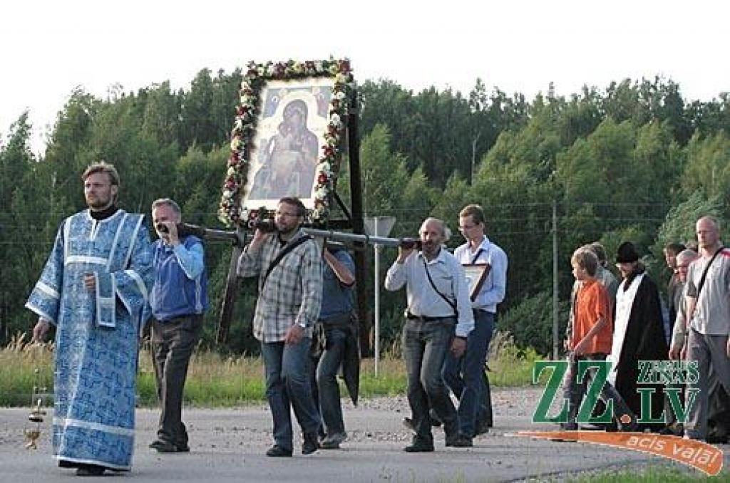 Pirmdien ap pulksten 7.30 Rīgā sākās Latvijas Pareizticīgās baznīcas Rīgas Svētās Trijādības Pārdaugavas pareizticīgo draudzes rīkots Krusta gājiens. Šogad svētceļnieku rindās bija arī viesi no Parīzes - kādas Francijas galvaspilsētas...