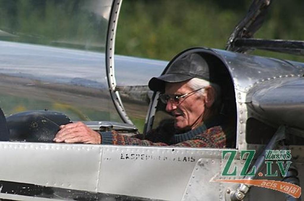 Hubertu Štekelu aprīno ne tikai par viņa lidotprasmi, bet arī par veiklo autobraukšanu ceļā uz lidlauku.
Autors: Agris Samcovs.