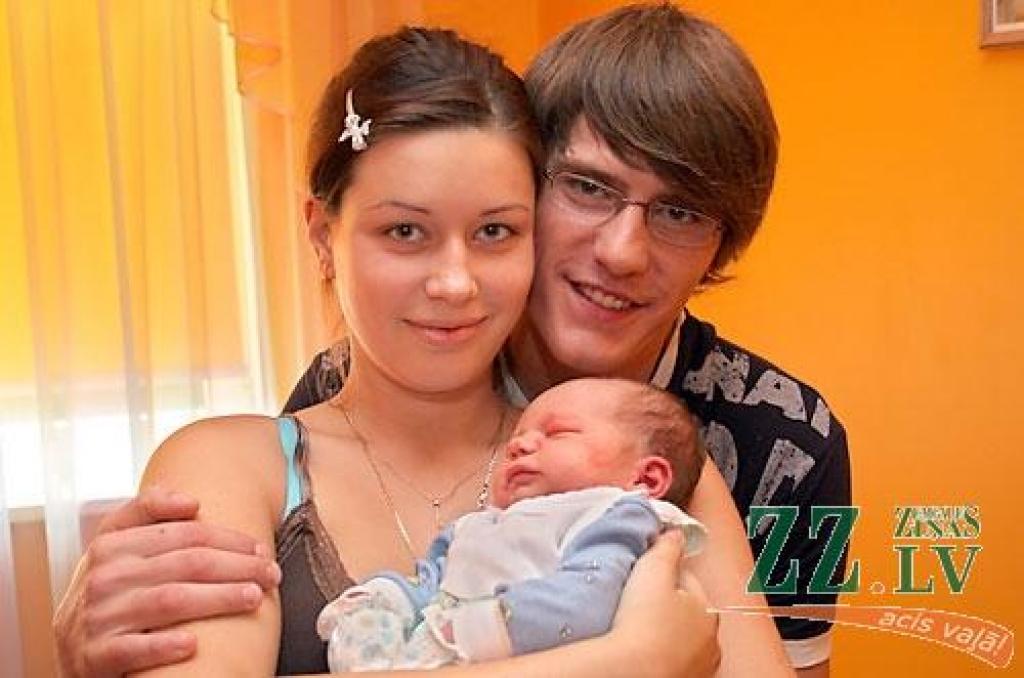 Santa Trokša un Guntis Panovs ar pirmdzimto - dēlu Dominiku.
Autors: Agris Samcovs.