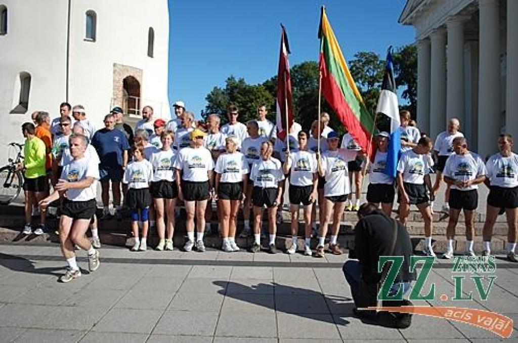 Skrējiena dalībnieki uz starta Viļņā, Katedrāles laukumā.
Autors: No kluba arhīva.