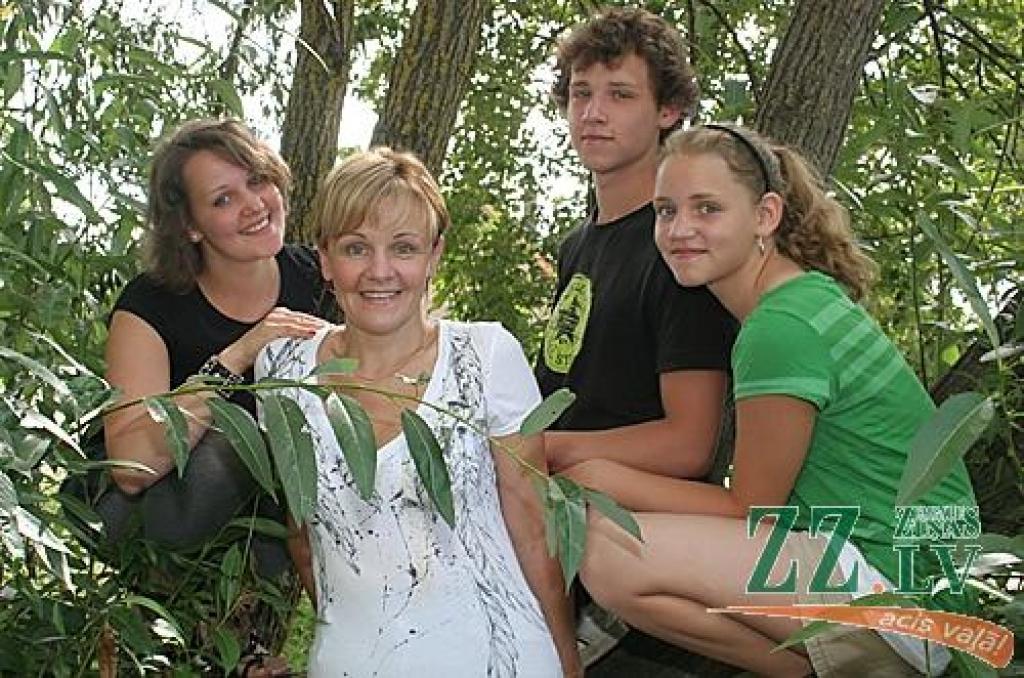 Svētdien tiešraidē izšķirsies, kuras sešas no 12 saimēm tiks finālā, un par iekļūšanu tajā sacentīsies arī Kanceviči - Lipski (mamma Inguna, 12 gadu vecā Elza, septiņpadsmitgadīgais Miks un vecākā māsa Santa).
Autors: Agris Samcovs.