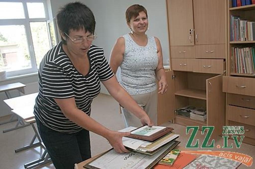 Skolotājas Liena Celma (no kreisās) un Daiga Rudzīte atskatās uz paveikto - skolas orķestra un citu kolektīvu saņemtajiem diplomiem
Autors: Agris Samcovs.