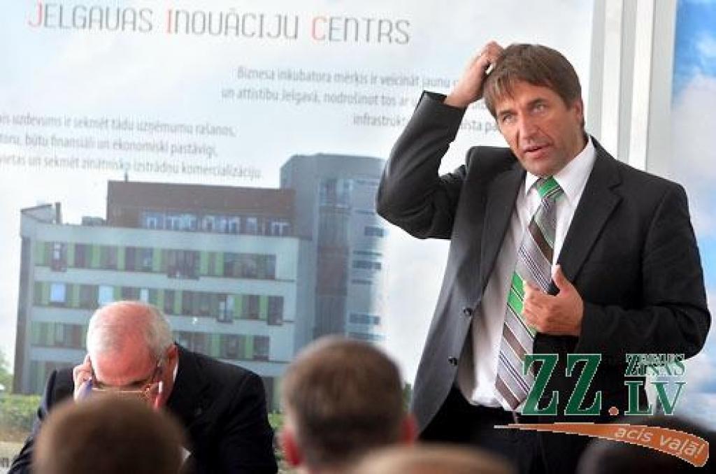 Ekonomikas ministrs Artis Kampars «JIC biznesa inkubatorā» piedalās 1,67 miljonu latu vērta līguma noslēgšanā starp Jelgavas pilsētas domi un LIAA, kā arī starp LIAA un pilnsabiedrību «JIC biznesa inkubators» par biznesa inkubācijas pakalpojumu sniegšanu Jelgavā un Dobelē. Pēc līguma parakstīšanas ministrs diskutēja ar klātesošajiem uzņēmējiem.
Autors: Agris Samcovs.