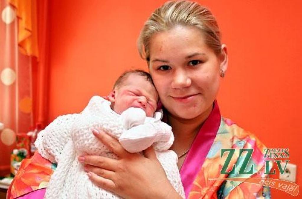 Nadežda Suharevska ar meitiņu Sofiju.
Autors: Agris Samcovs.