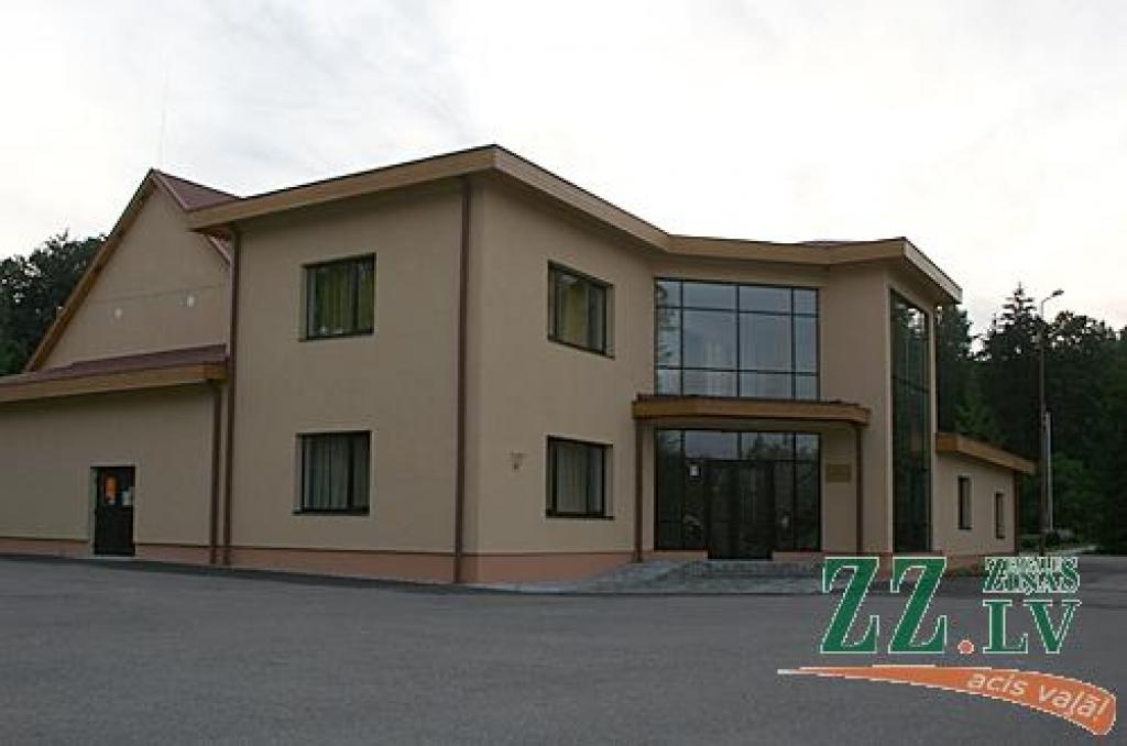 Vilces tautas namā notiek ne tikai pa kādam kultūras pasākumam - šad un tad te tiek tirgoti, piemēram, aizkari, galdauti un sieviešu veļa.
Autors: No «Ziņu» arhīva. 