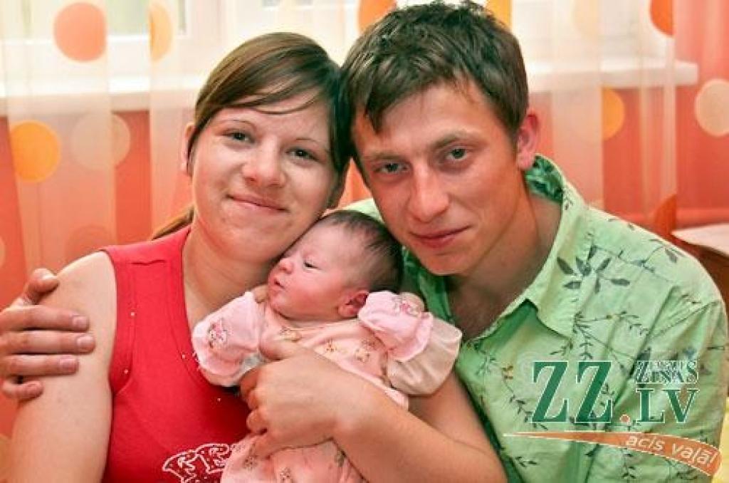 Diāna Buividaite un Vladislavs Venediktovs ar meitiņu Evelīnu.
Autors: Agris Samcovs.