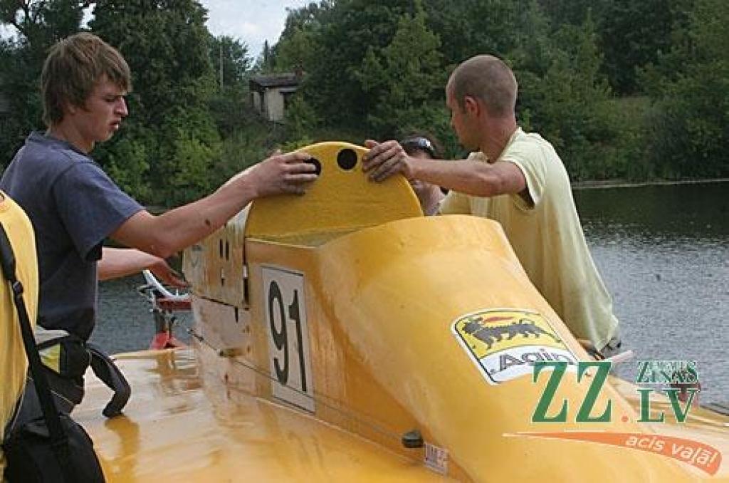 Jānis Kuķalks gatavojas startam F-1000 klasē.
Autors: Maira Dudareva.