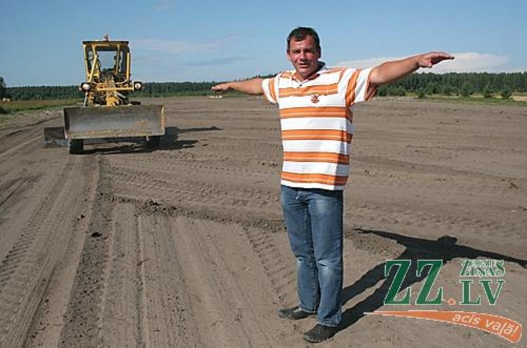 Guntars Lapainis vietā, kur netālā nākotnē nolaidīsies un pacelsies ultravieglie lidaparāti.
Autors: Maira Dudareva.