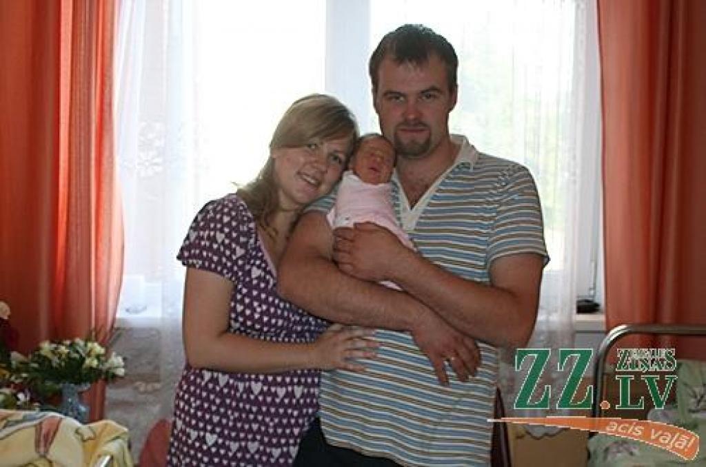 Sanita un Raivis Peipiņi ar pirmdzimto meitiņu Evelīnu.
Autors: Armands Jēgermanis.